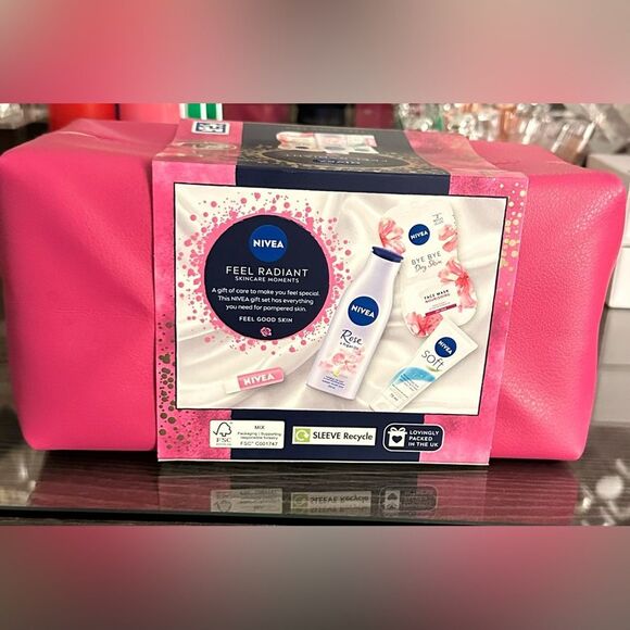 Nivea Feel Radiant Skincare Moments 4 Piece Gift Set - Picture 3 of 3